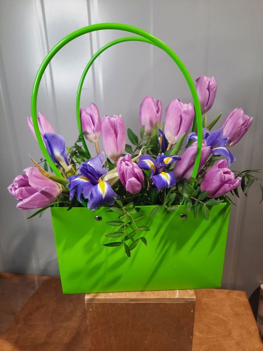 Сумочка с тюльпанами и ирисами