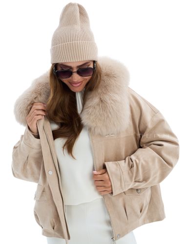 Утепленная замшевая куртка бежевого цвета