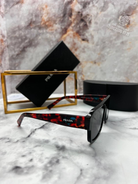Солнечные очки Prada