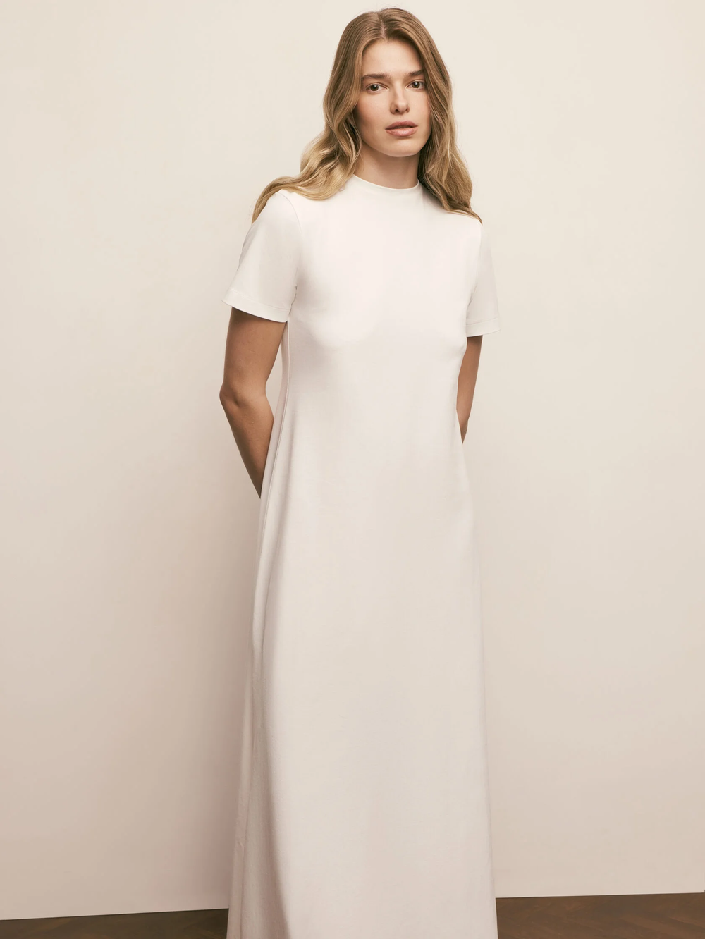 Длинное белое платье с коротким рукавом Pure Essence