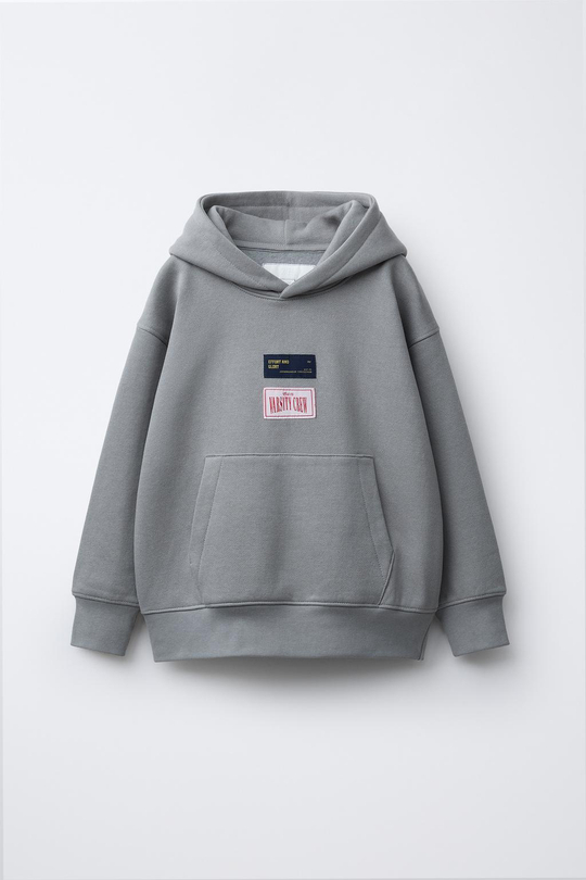 ZARA ХУДИ В СТИЛЕ ПРЕППИ С НАШИВКАМИ, СЕРЫЙ/НЕЖНО-КОРИЧНЕВЫЙ