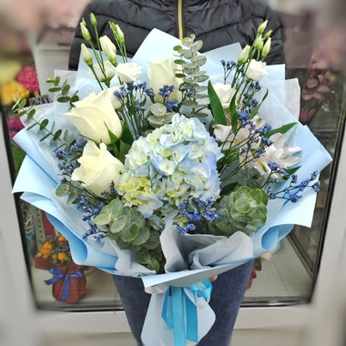 Авторский букет с голубой гортензией