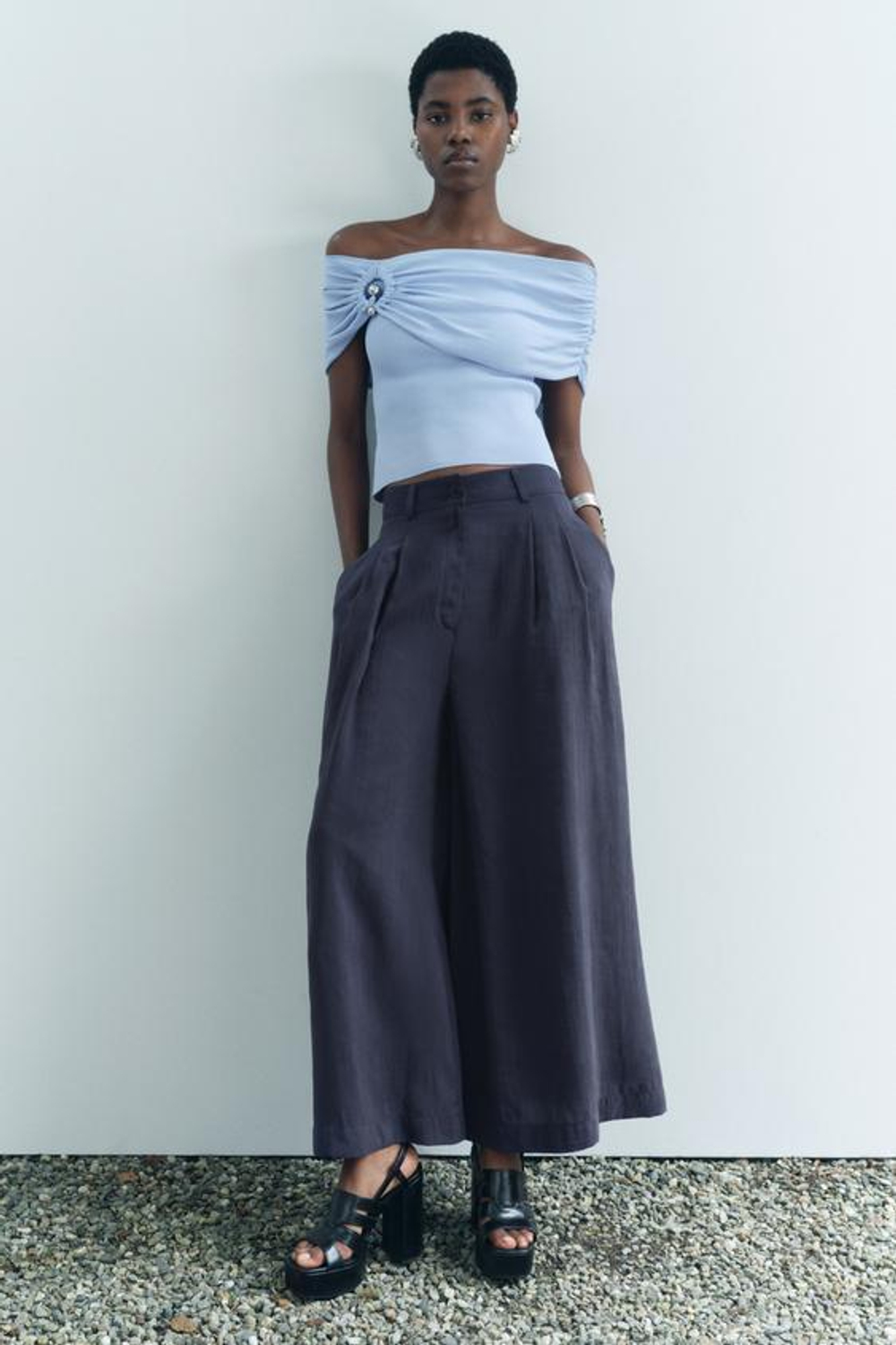 ZARA ТРИКОТАЖНЫЙ ТОП С ОТКРЫТЫМИ ПЛЕЧАМИ И МЕТАЛЛИЧЕСКИМ КОЛЬЦОМ, СИНИЙ