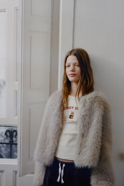 ZARA ФУТБОЛКА В РУБЧИК С ПРИНТОМ, БЕЛЫЙ