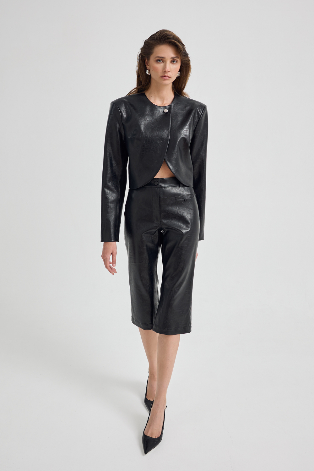 Укороченный жакет из экокожи