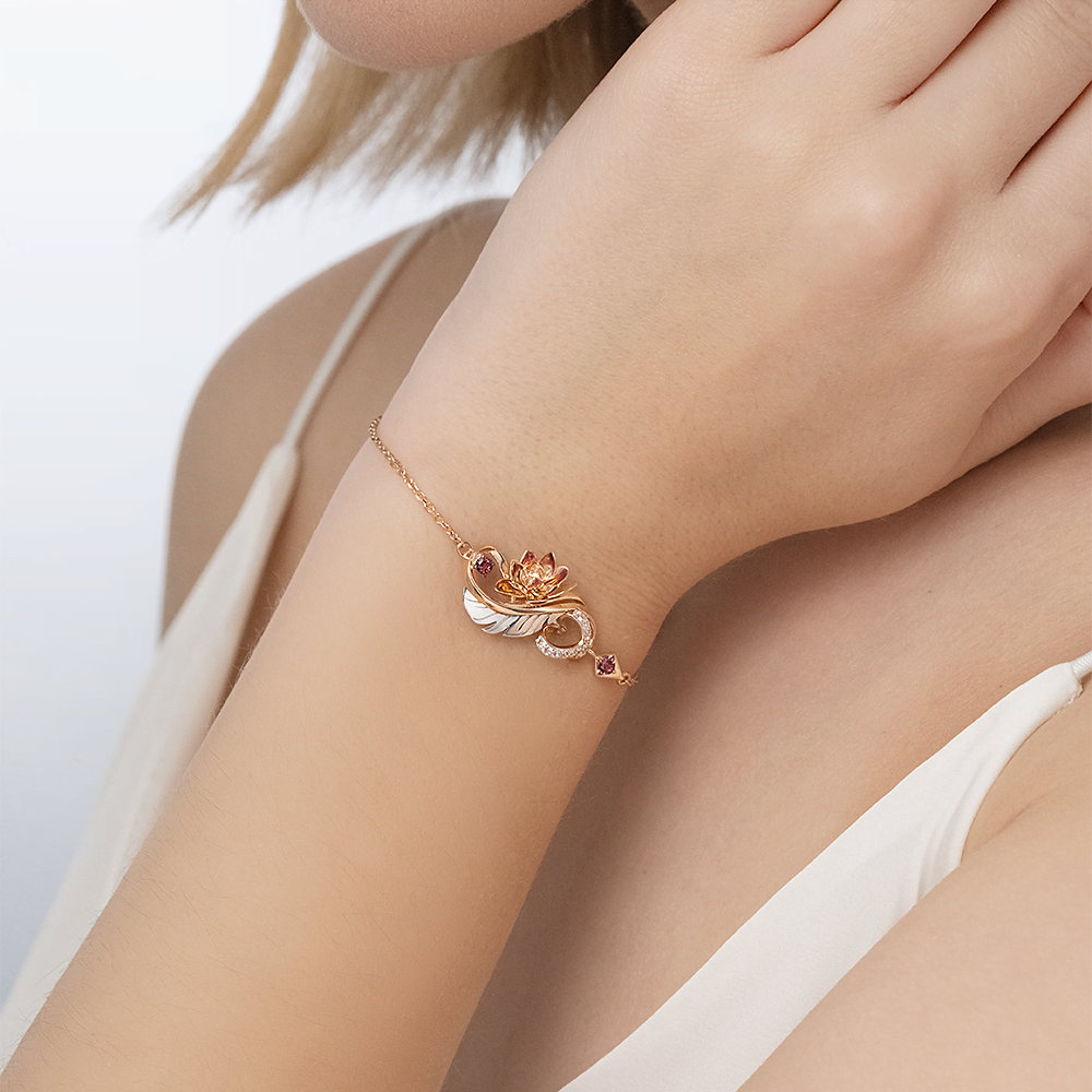 Браслет «Золотой Лотос» (пожелание любви) из комбинированного золота c гранатами, натуральными топазами white и эмалью Артикул: 05-0653-00-264-1111-76