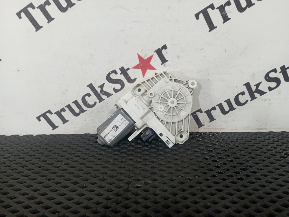 Моторчик стеклоподъемника правый 2020г