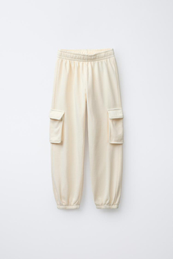 ZARA КОМПЛЕКТ ИЗ ТОЛСТОВКИ И БРЮК-ДЖОГГЕРОВ КАРГО С НАШИВКОЙ, ЭКРЮ