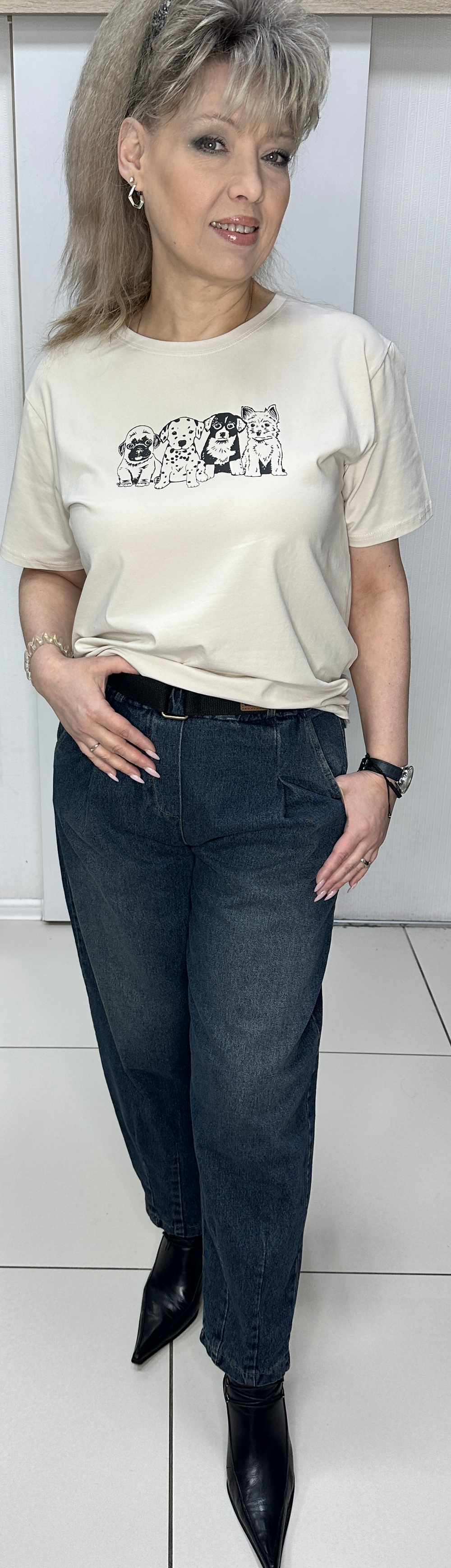 Джинсы-джоггеры темно-синего цвета.