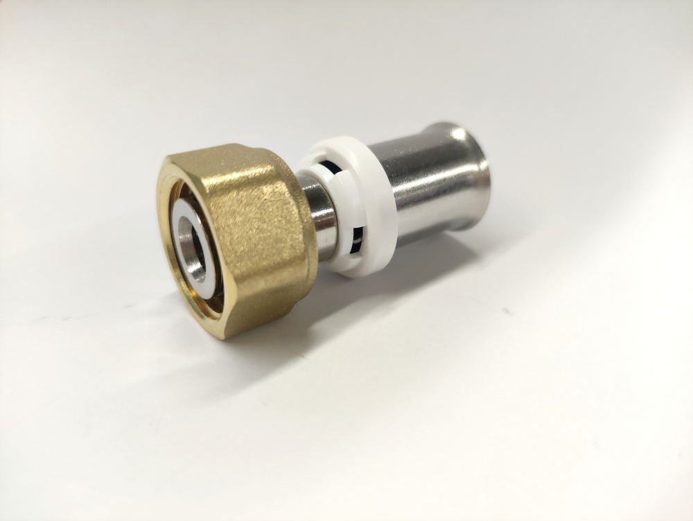 Штуцер RIIFO Omni с накидной гайкой пресс латунь 16-1/2"НГ Конус