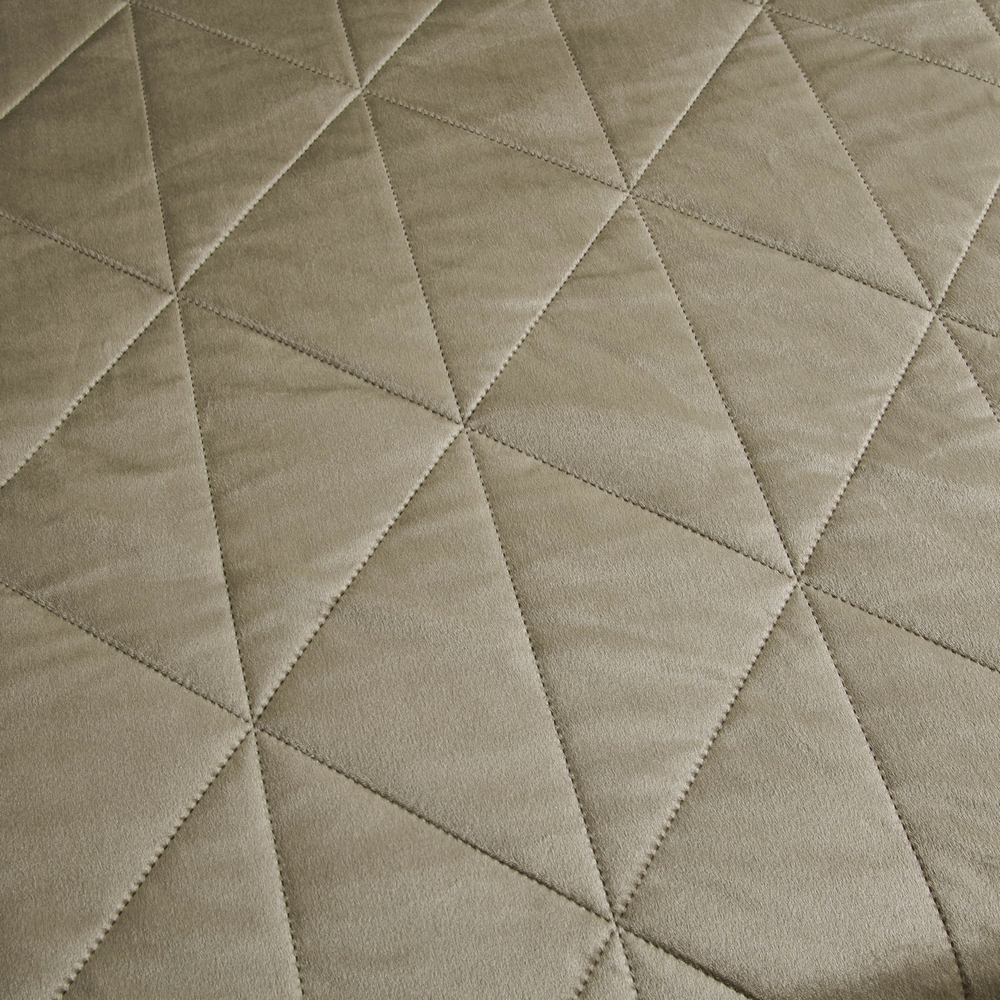 Велюровое покрывало в клетку и две наволочки OVL031