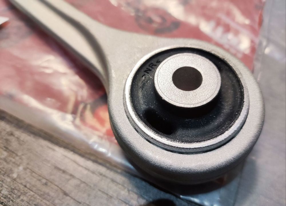 Рычаг подвески передний левый верхний