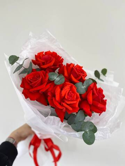 Французская атласная роза и эвкалипт.