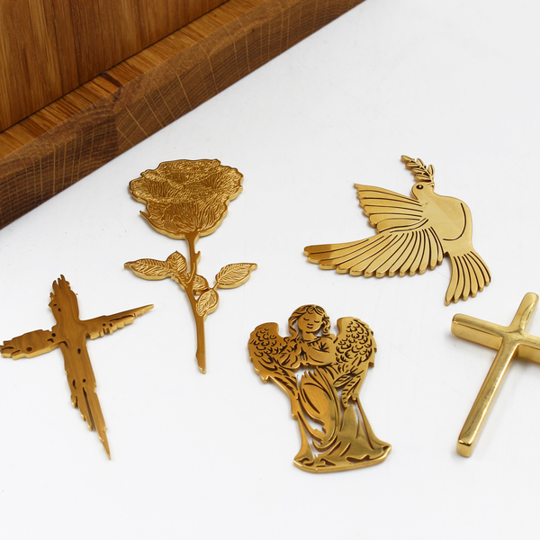 Урна для праха из массива дуба с декором в ассортименте