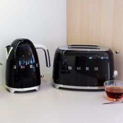 Тостер Smeg Стиль 50-х годов для 2 тостов черный Италия на столе