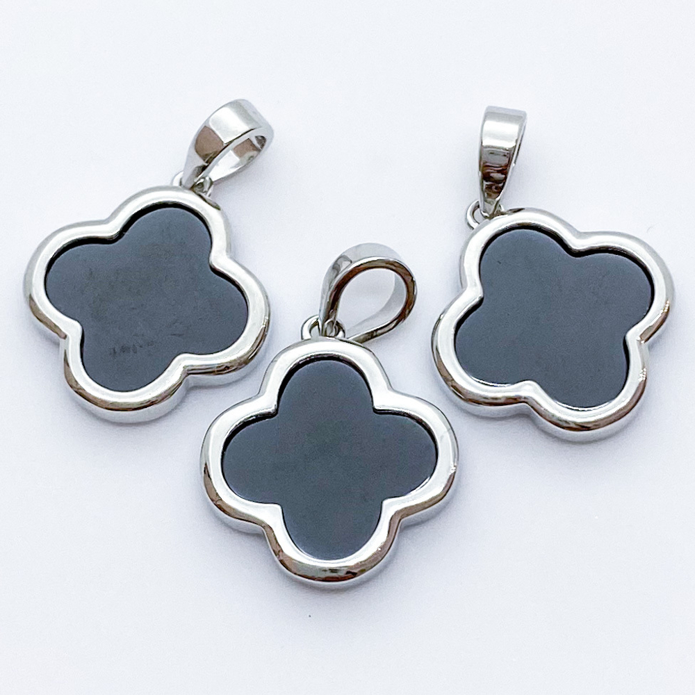 Подвеска Клевер, цвет серебро+черный, размер 15*17 мм, цена за 1 шт