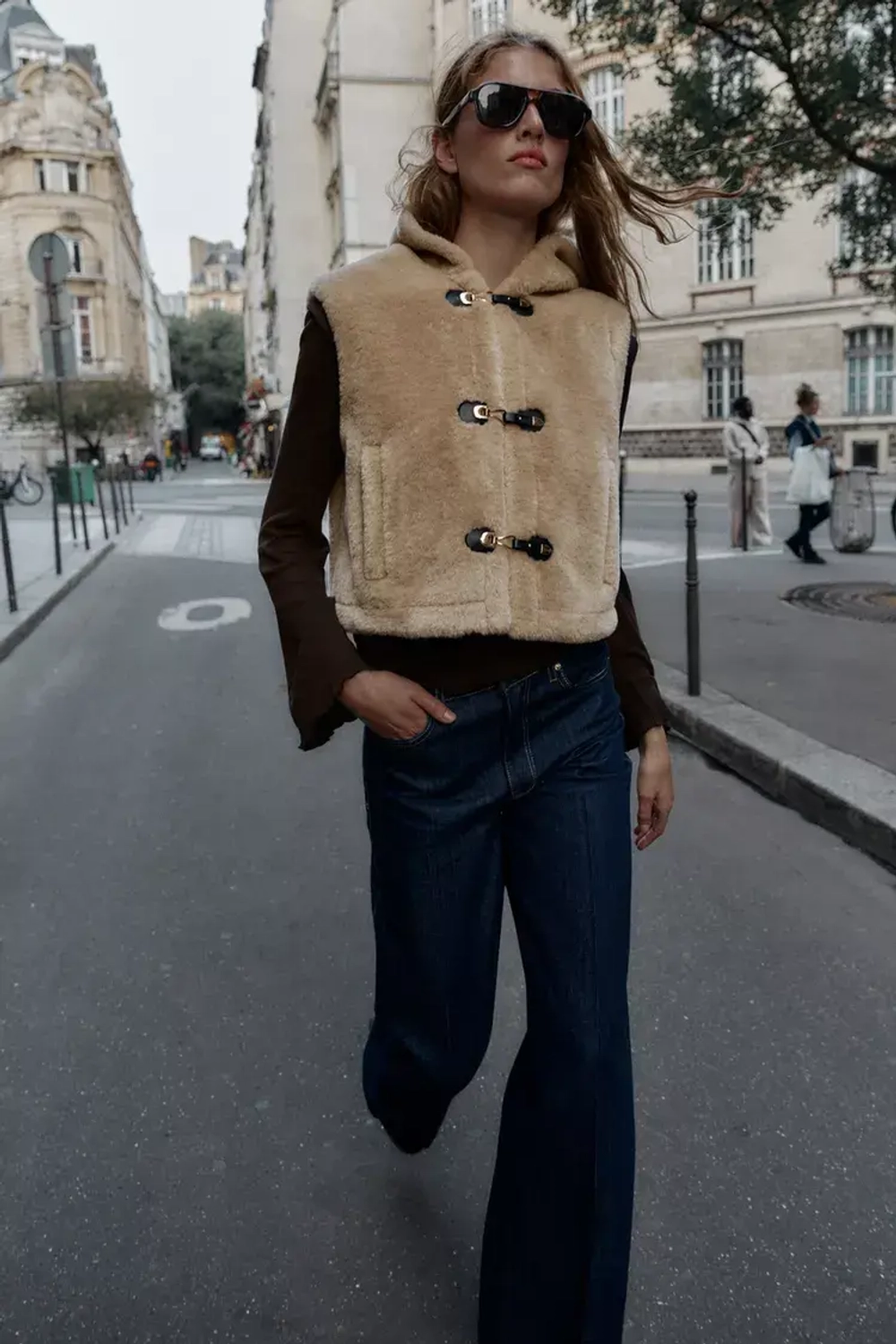 ZARA ЖИЛЕТ ИЗ ИСКУССТВЕННОЙ ОВЧИНЫ С ЗАСТЕЖКАМИ-ТОГГЛ, РЫЖЕВАТО-КОРИЧНЕВЫЙ