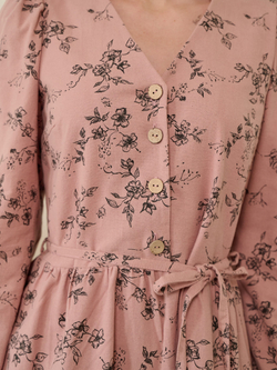 Платье с воротником стойкой