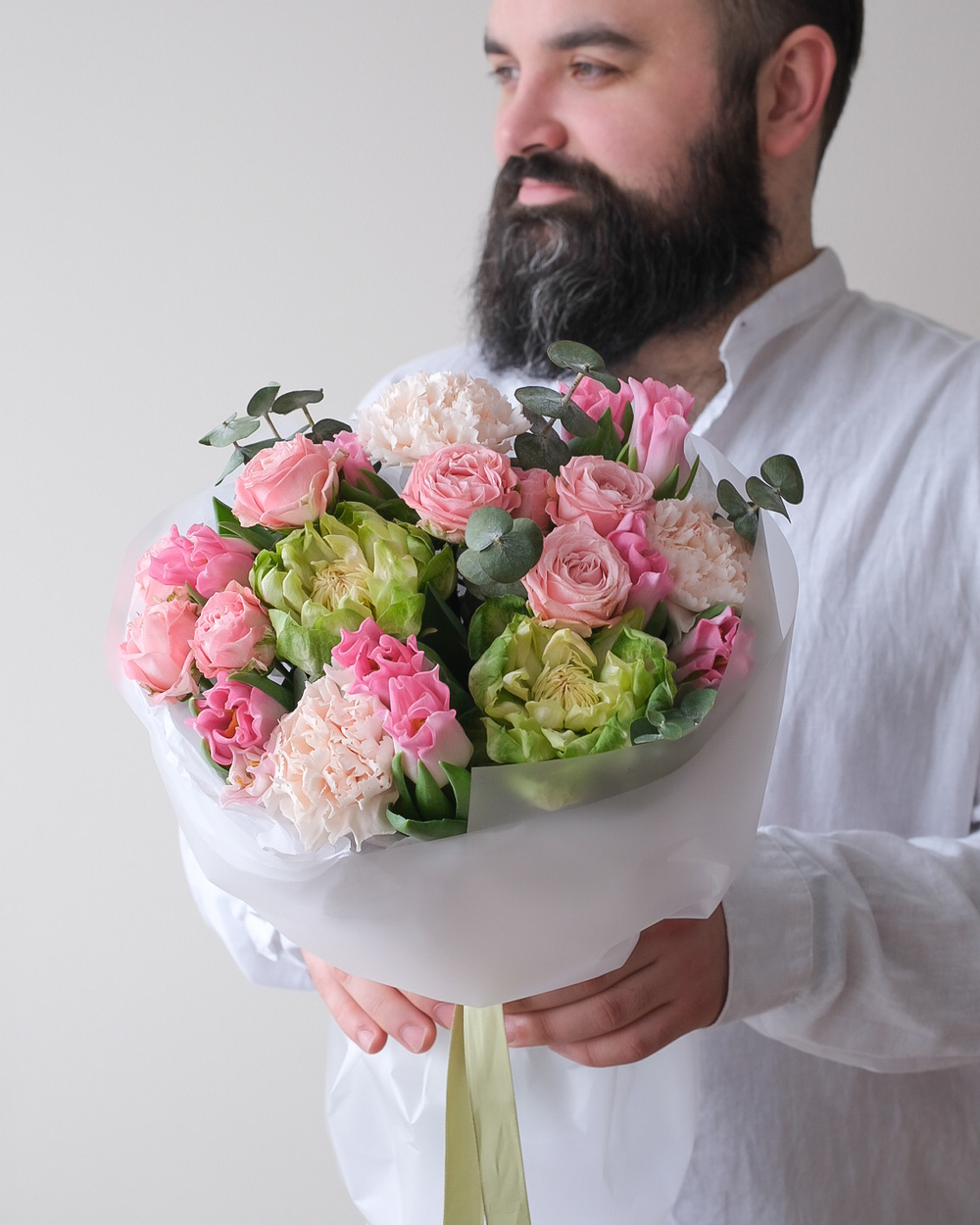 Весенний букет с тюльпанами, кустовыми розами и розами Вегги