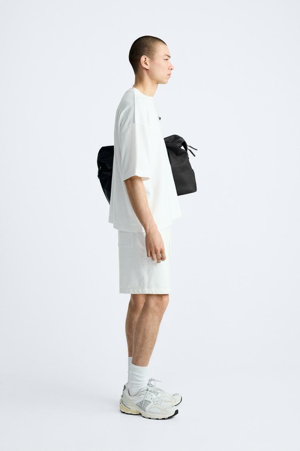 ZARA ФУТБОЛКА ГЕОМЕТРИЧЕСКОГО КРОЯ, ЖЕЛТОВАТО-БЕЛЫЙ