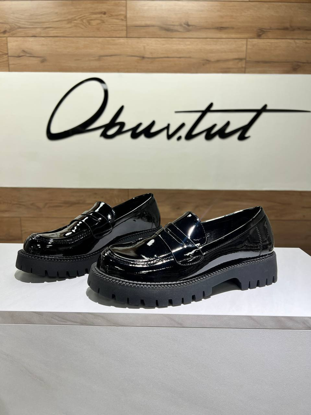 Лоферы лаковые