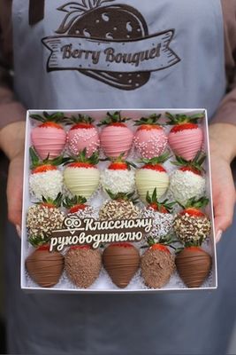 Набор клубники в шоколаде "Три шоколада с надписью"