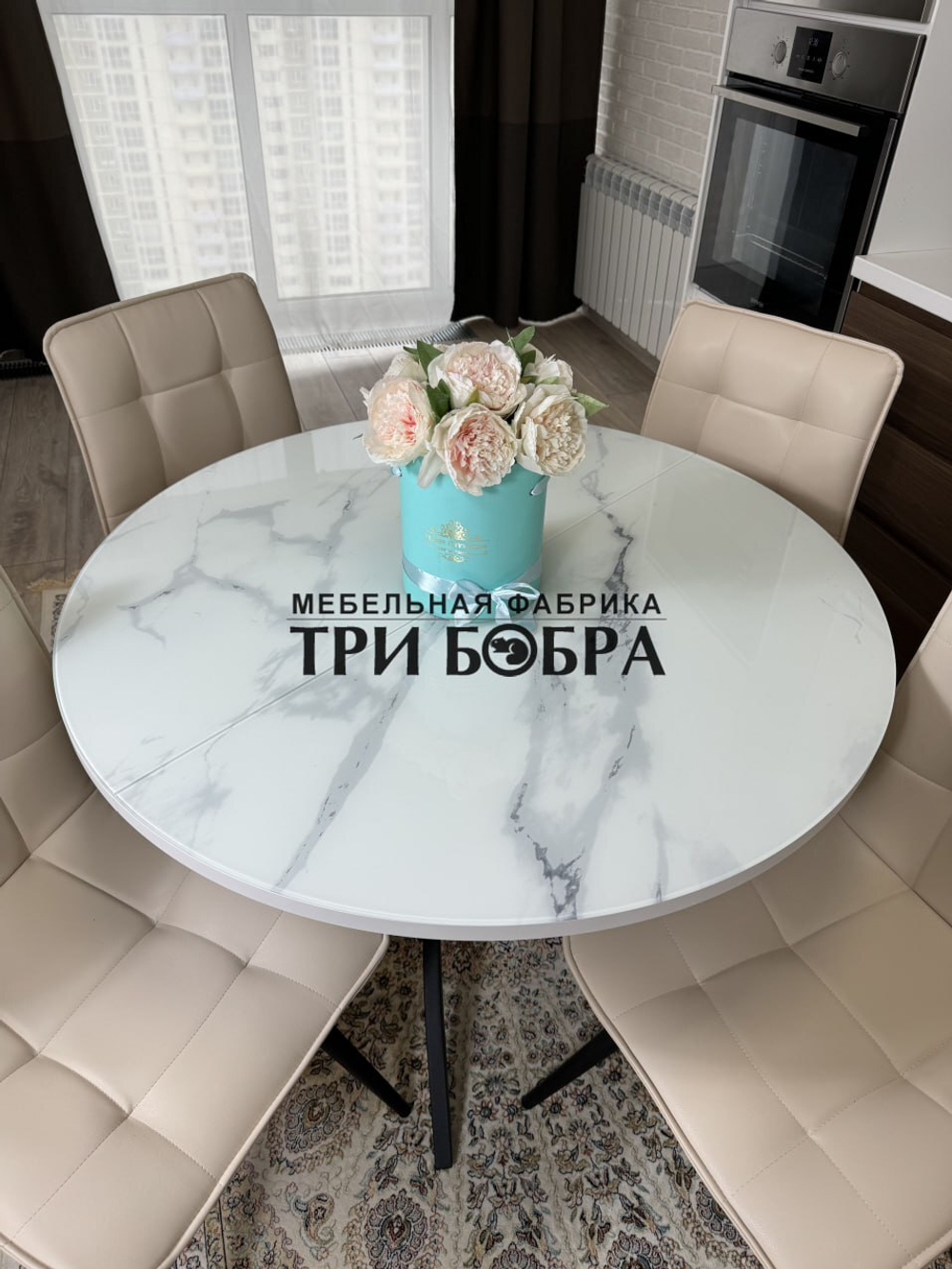 Круглый стеклянный раздвижной стол "Серый мрамор 262" и стулья "ГУЧИ" ваниль