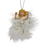 Девочка в белом платье