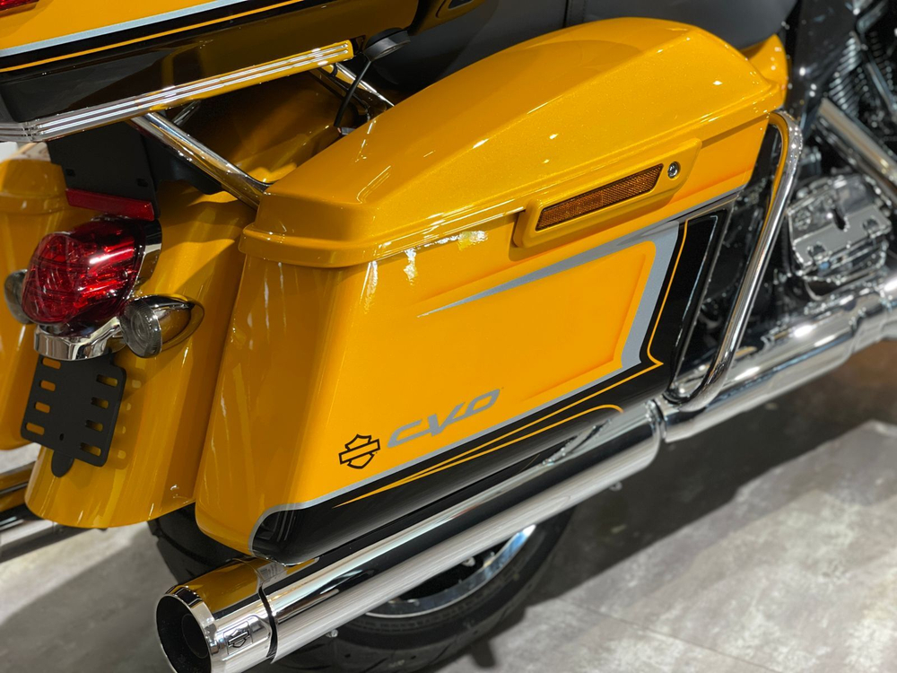 Harley-Davidson CVO Road Glide Limited (Hightail Yellow Pearl)