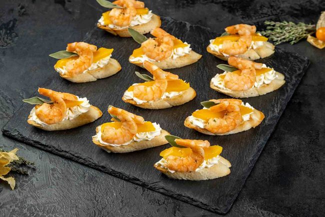 Брускетта с манго и креветкой, 10 шт.
