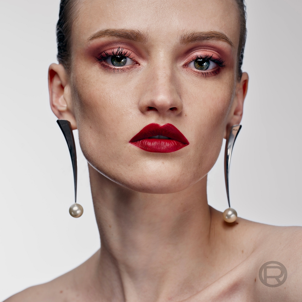 L’Oreal Paris x Mugler - Полуматовая помада с увлажняющим действием оттенок Red 1974, 1 g