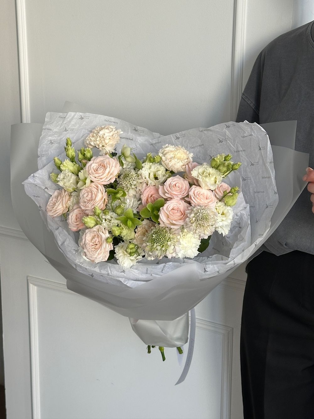 Букет сборный из гортензии, кустовых пионовидных роз, скабиозы и садовых ранункулюсов