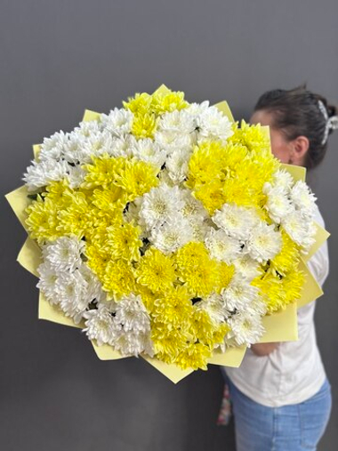 Букет с 19 белыми и желтыми кустовыми хризантемами