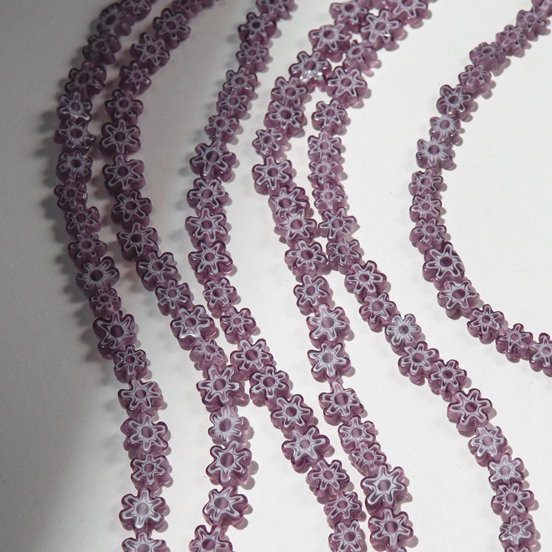 Стеклянные бусины в форме фиолетовых цветочков, 7-8мм