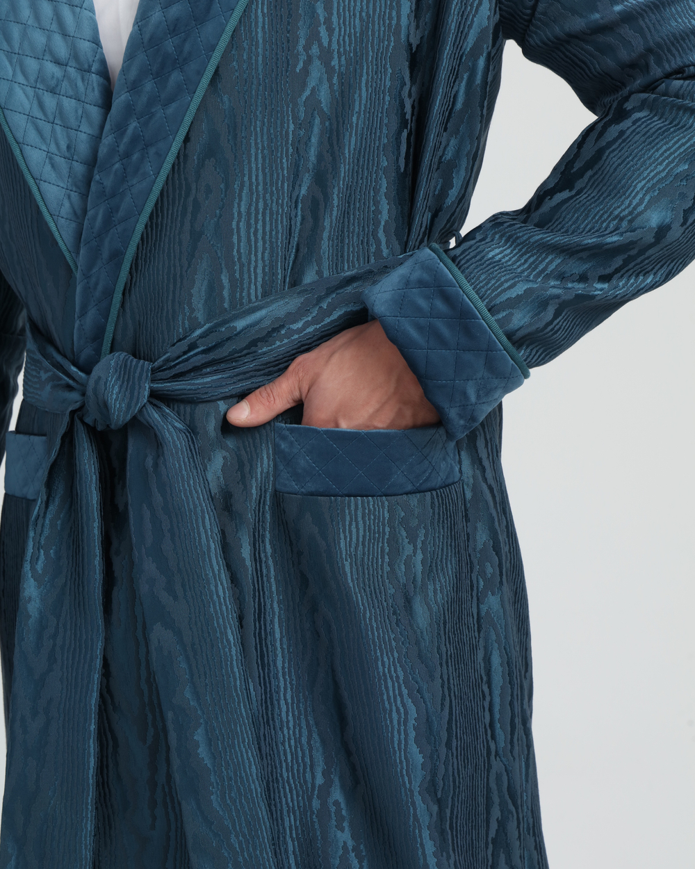 Халат из облегченного жаккарда со стеганными бортами