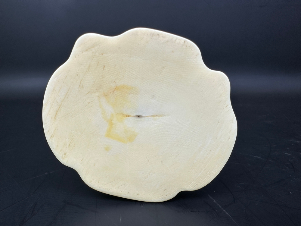 Скульптура из кости — Крестьянин с урожаем