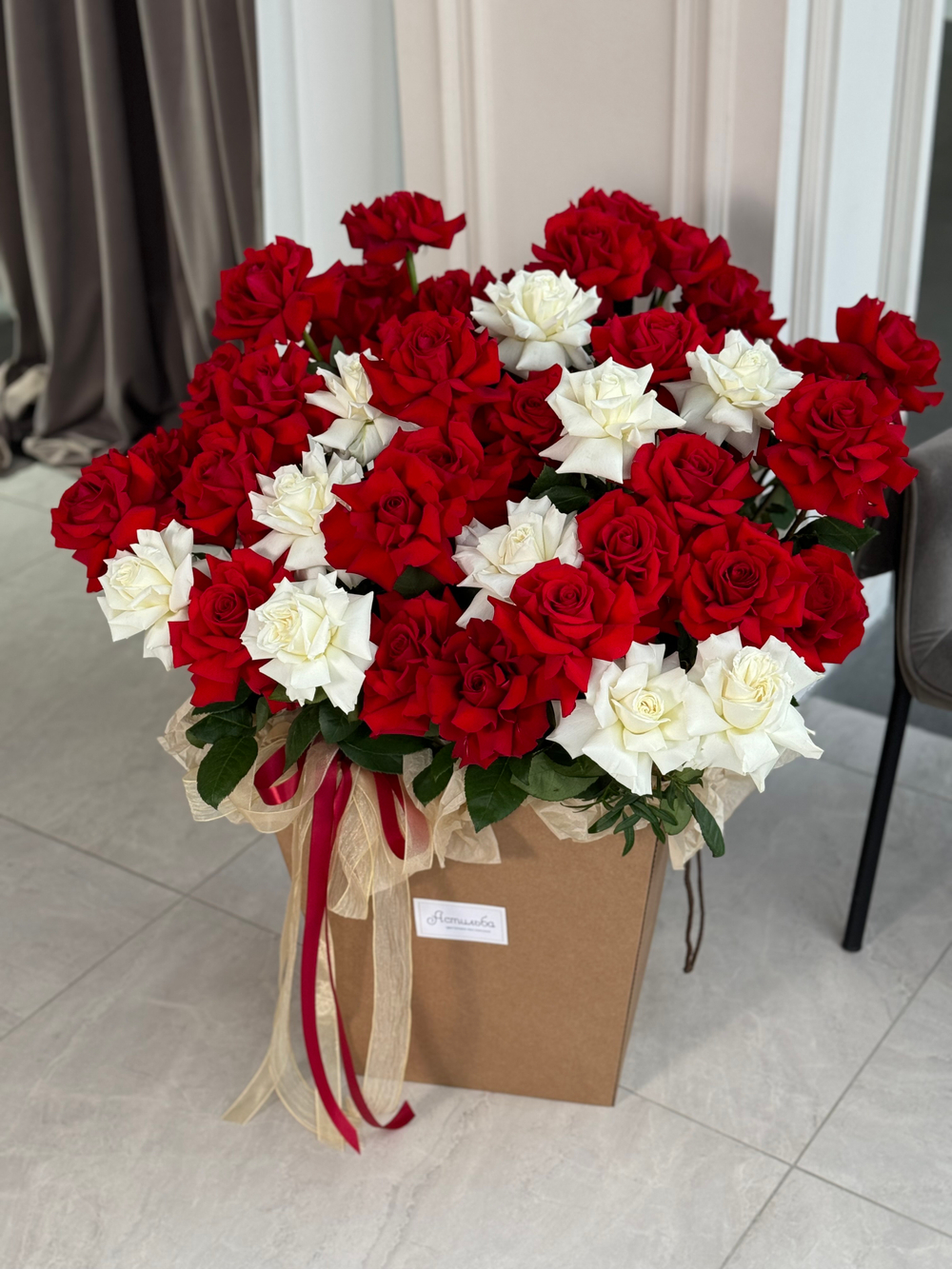 Роскошный букет в коробке из 51 ажурной розы