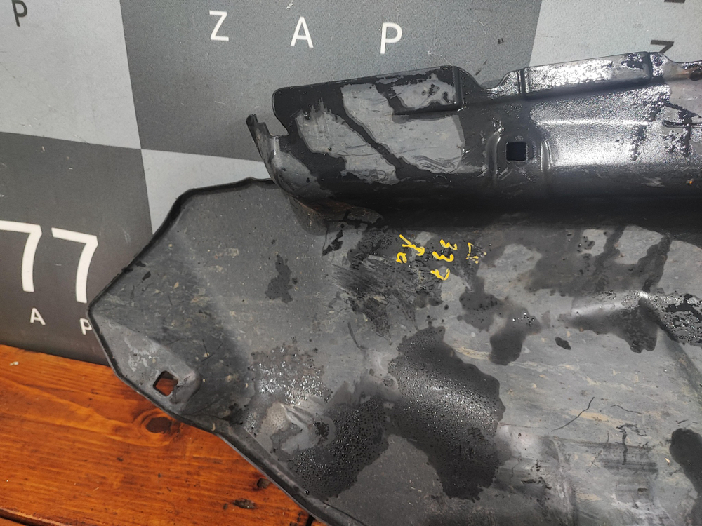 Защита топливного бака Toyota Sequoia 1 00-08 Б/У Оригинал 772770C010