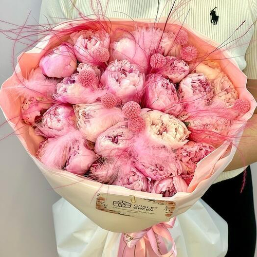 Монобукет из 25 пионов Сара Бернар с краспедией, ковылём и пёрышками. Монобукет 045 Chalet Green