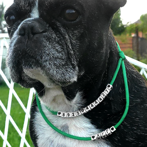 Адресник ручной работы из бусин (черно-белые, кириллица)