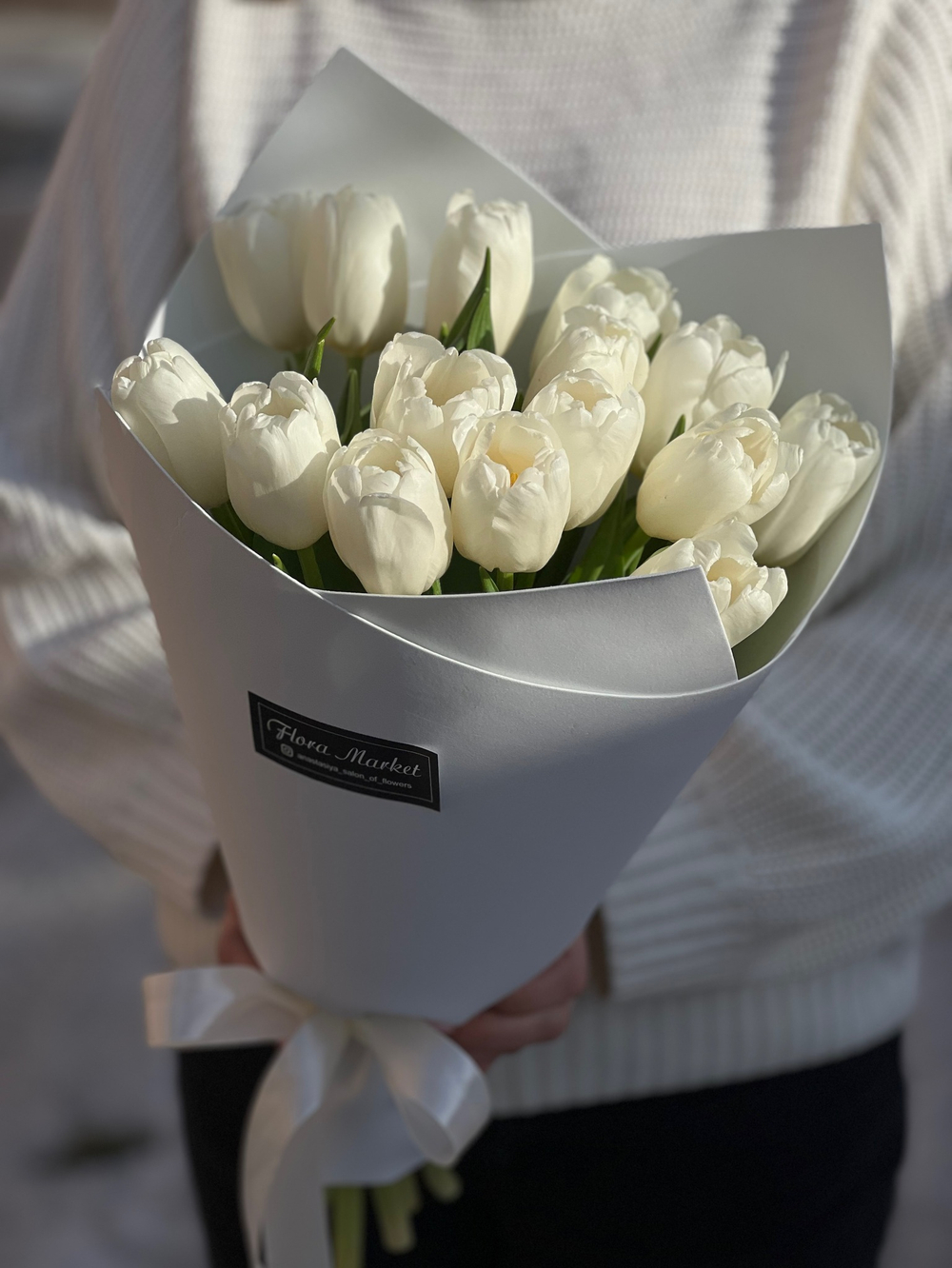 Белые тюльпаны в нежном оформлении от Флора Маркет