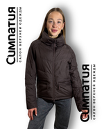 Стильная коричневая куртка с кулисками на рукавах, высоким воротником и карманами на молнии