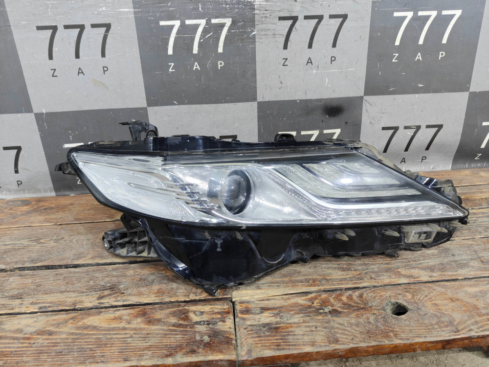 Фара правая Toyota Camry 17-21 Б/У Оригинал 8114533E11