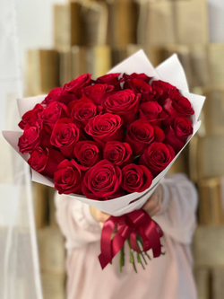 Классический букет от Флора Маркет с красными розами в элегантном оформлении