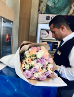 Букет из 35 роз и Хризантем в Дизайнерской упаковке