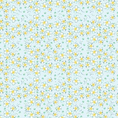 Цветы земляники на голубом фоне