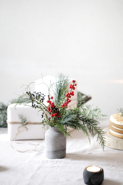 Бетонная бутылочка с зимними веточками и ягодами