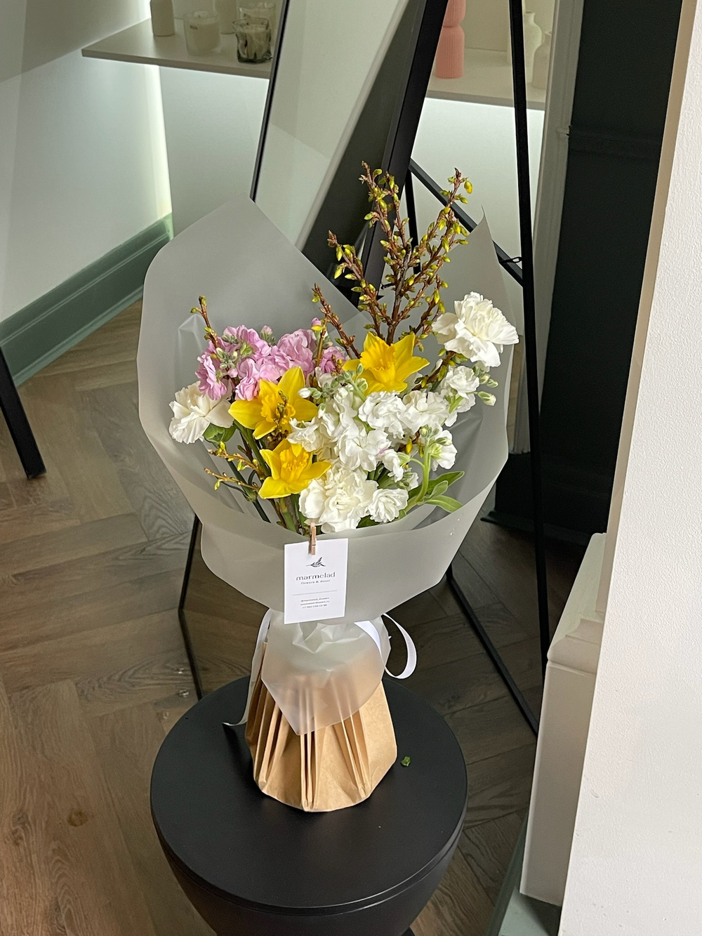 Букет сборный из маттиолы, веток форзиции нарциссов и диантусов