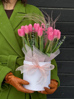 Композиция из тюльпанов в шляпной коробке