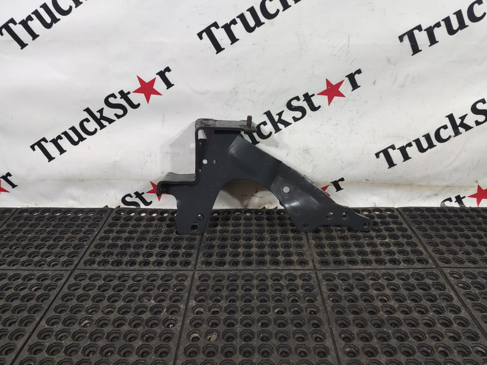 Кронштейн бампера левый